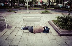 Rośnie liczba bezdomnych Polaków za granicą