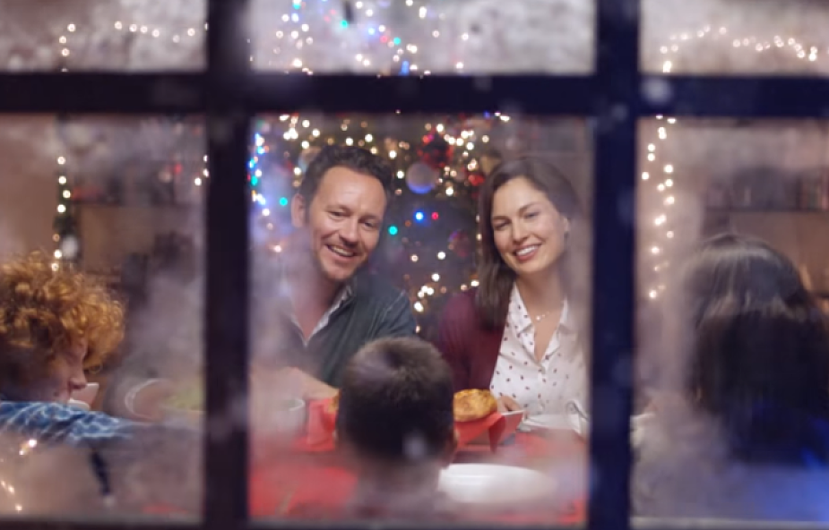 Reklama telefonu, czy film promujący Boże Narodzenie? [WIDEO]