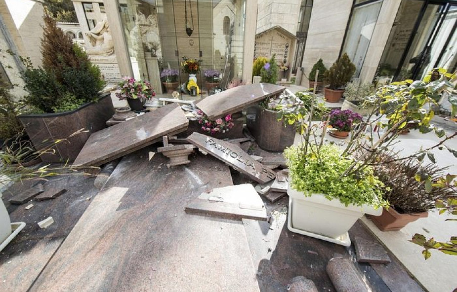 Włochy: po trzęsieniu ziemi tysiące osób śpi w samochodach