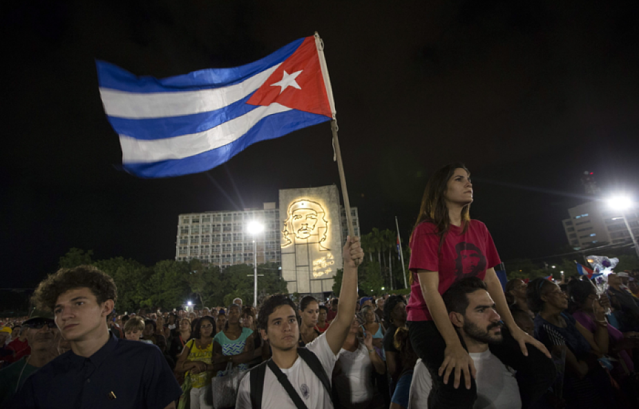 Dziesiątki tysięcy Kubańczyków pożegnało Castro