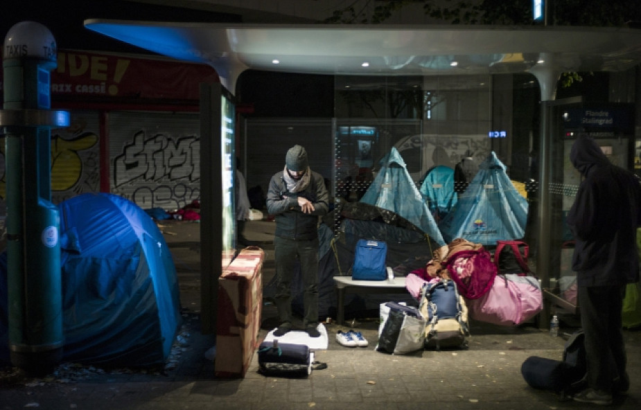 Rozpoczęto ewakuację dzikiego obozowiska migrantów w Paryżu
