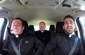 Co robi dwóch księży z biskupem w samochodzie? [WIDEO]