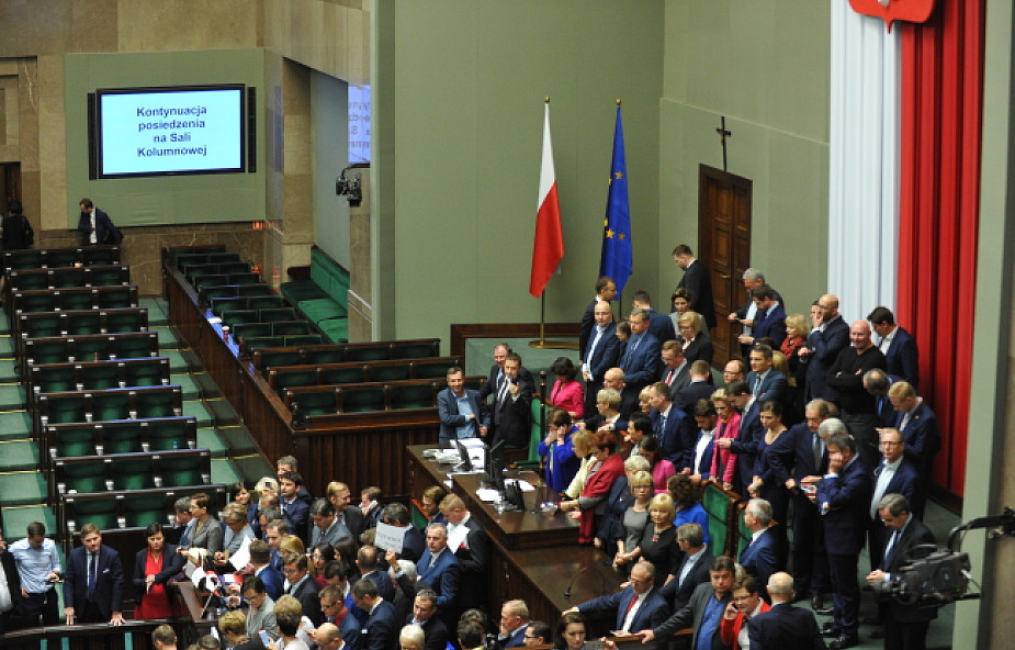 Posłowie opozycji pozostaną w Sejmie do wtorku