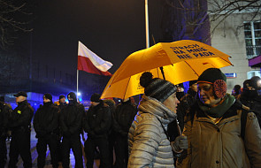 Pod Sejmem nadal pikieta kilkudziesięciu osób