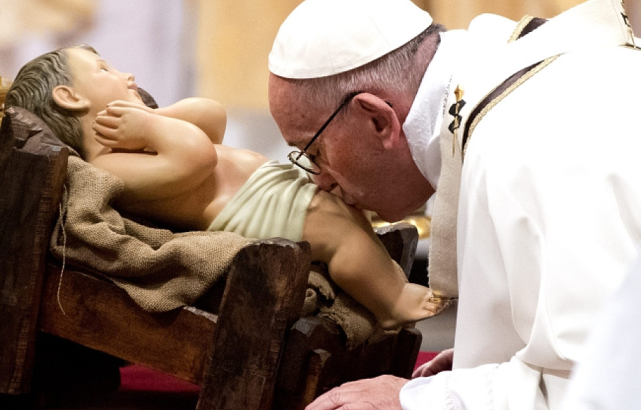 Papież na pasterce o dzieciach w schronach i na łodziach uchodźców