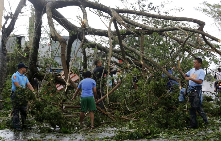 Sześciu zabitych i 380 tys. ewakuowanych po przejściu tajfunu