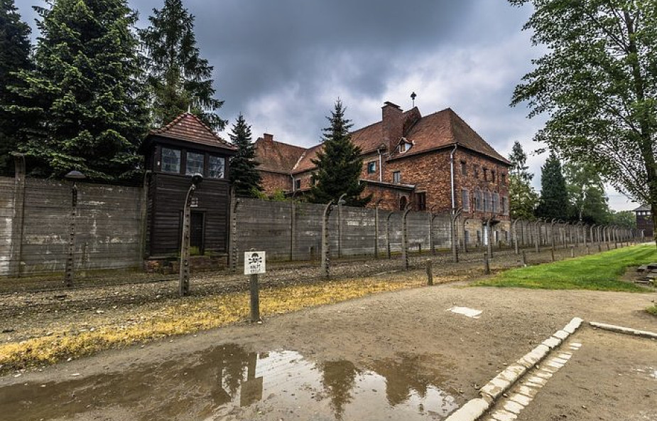 Konserwatorzy oczyszczą wnętrza 40 baraków w obozie Birkenau