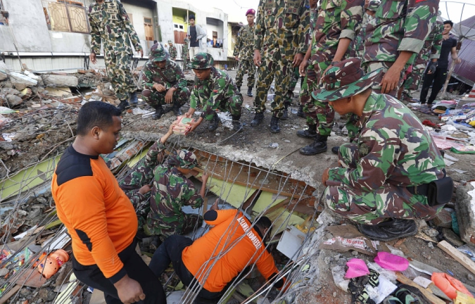 Indonezja: sto osób zginęło i ponad 700 rannych w trzęsieniu ziemi