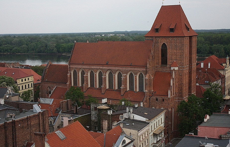Toruń: konserwacja witraża w katedrze świętych Janów