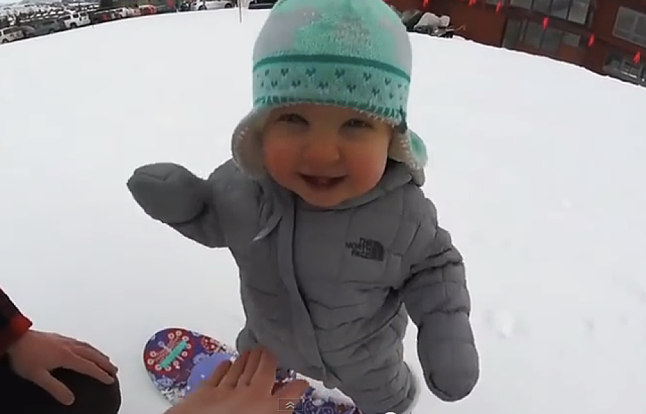 Ma dopiero 14 miesięcy, a już jeździ na snowboardzie! [WIDEO]