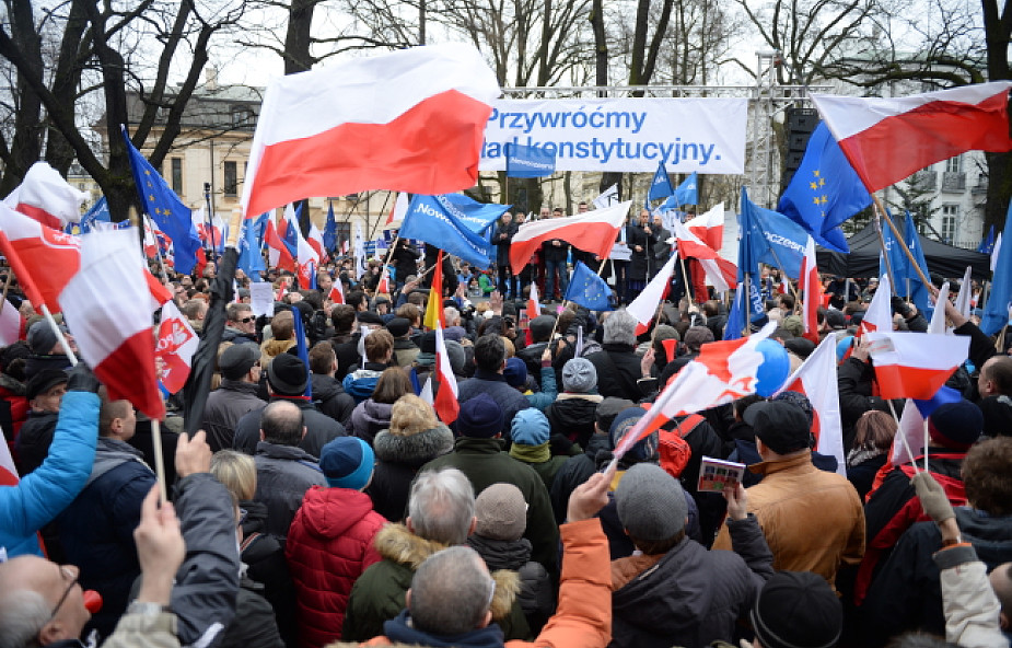 Warszawa: trwa manifestacja pod Trybunałem Konstytucyjnym