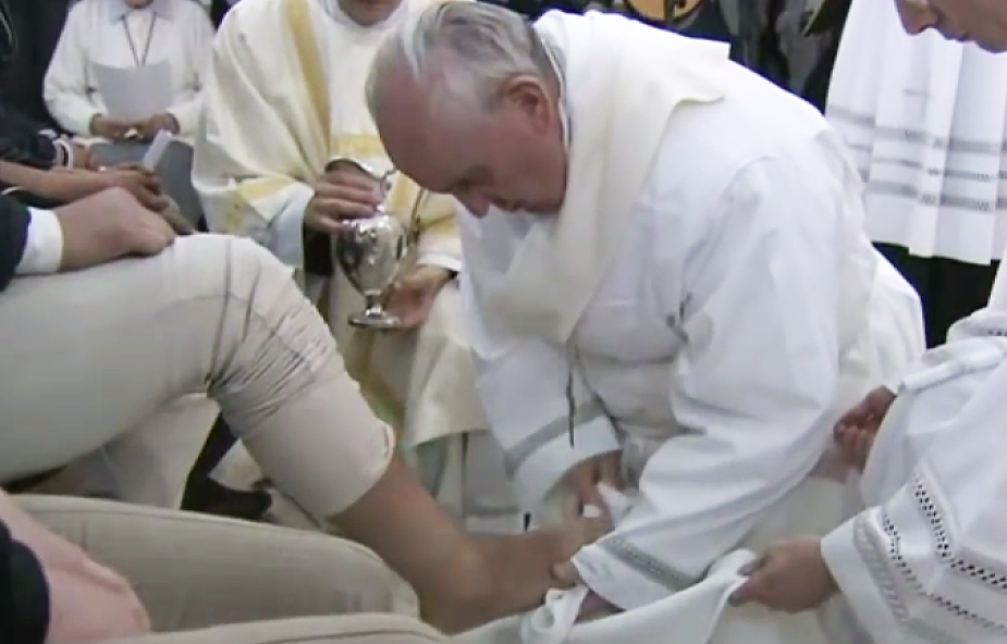 Papież Franciszek umyje stopy uchodźcom