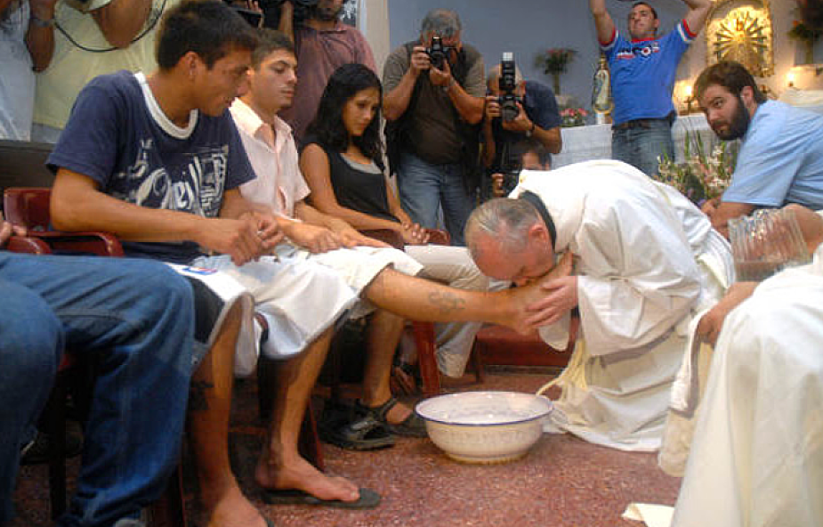 Papież umyje stopy przedstawicielom różnych religii
