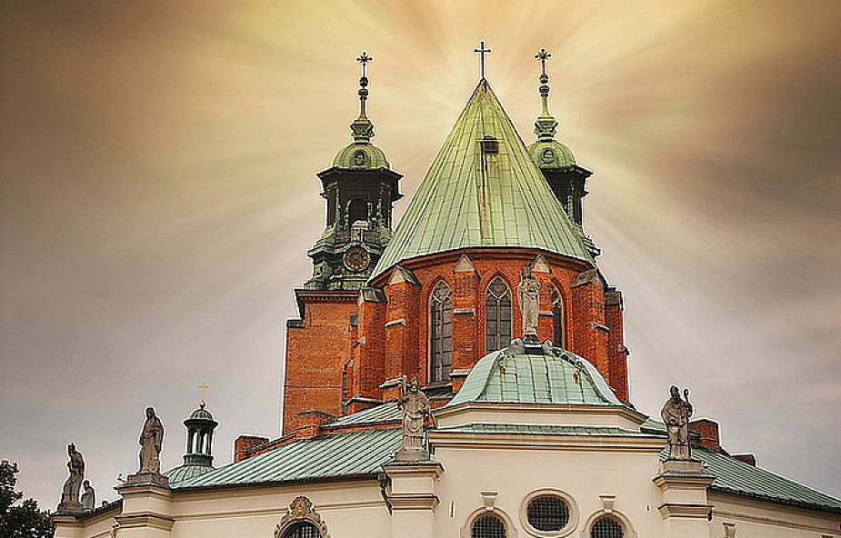 Gniezno: Msza św. w 1050-lecie chrztu Polski