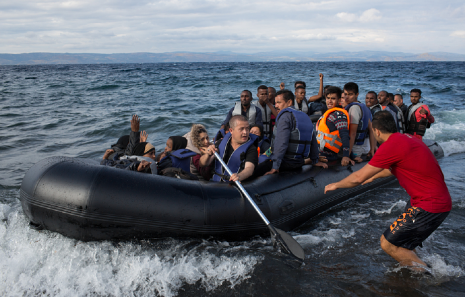Minister wskakuje do morza, by zrozumieć migrantów