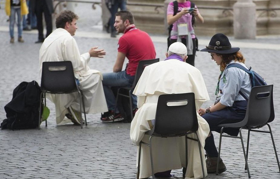 Papież wyspowiadał nastolatków na placu św. Piotra