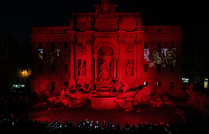 Rzymska fontanna di Trevi oświetlona na czerwono ku czci męczenników