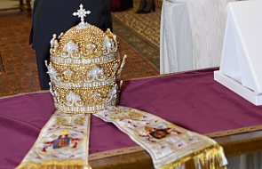 Papież Franciszek otrzymał w prezencie tiarę