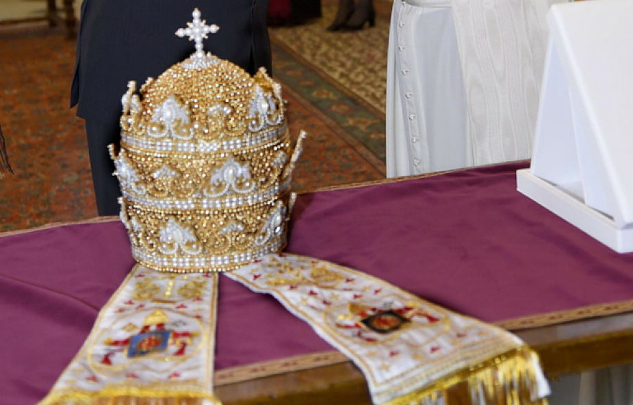 Papież Franciszek otrzymał w prezencie tiarę