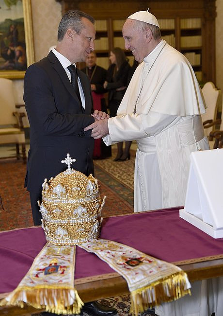 Papież Franciszek otrzymał w prezencie tiarę - zdjęcie w treści artykułu