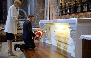 Para prezydencka złożyła kwiaty na grobie św. Jana Pawła II