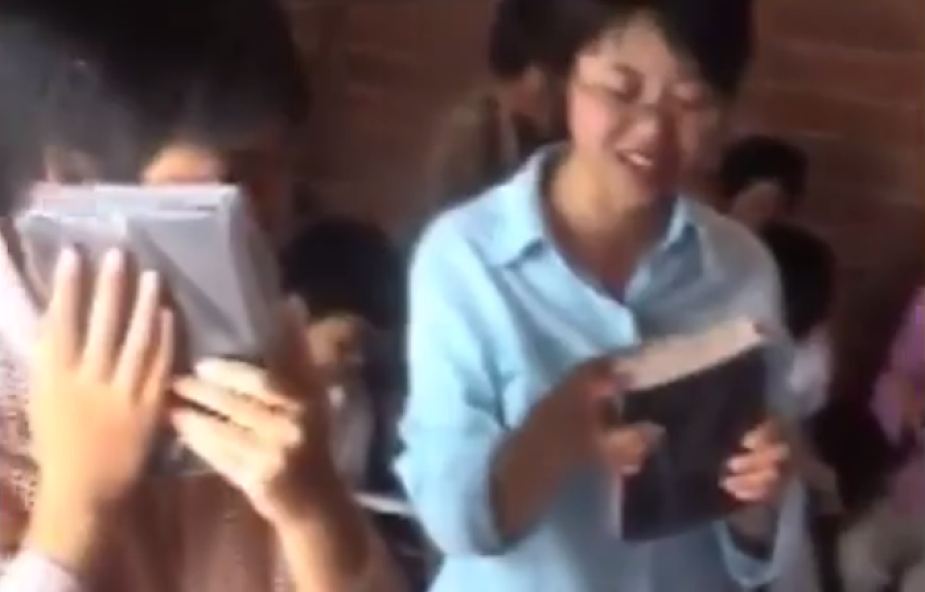 Radość chrześcijan, którzy pierwszy raz otrzymali Biblię [WIDEO]