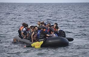 Włochy: uratowano około 500 migrantów z przewróconej łodzi