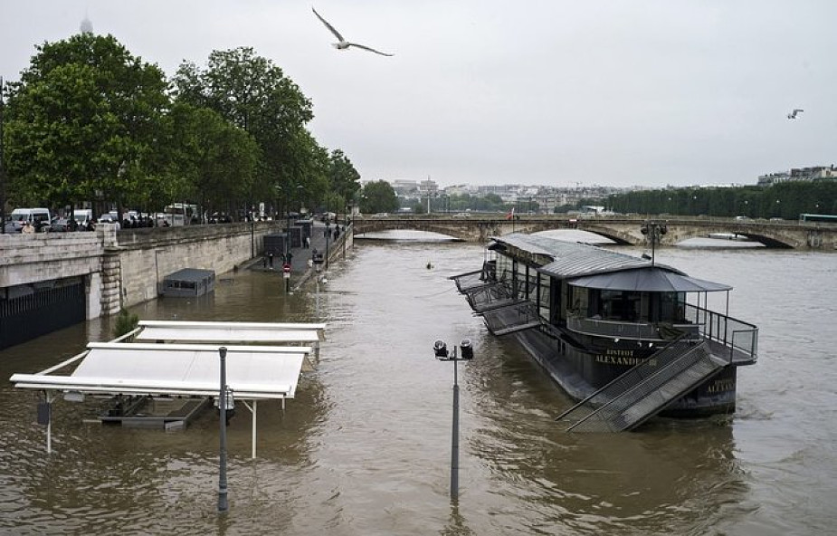 W Paryżu stan wody w Sekwanie osiągnął 6 metrów