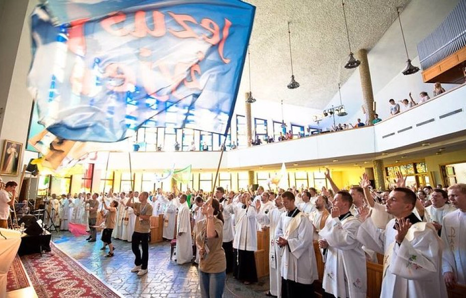 Bp Lityński poświęcił krzyż na Przystanku Jezus