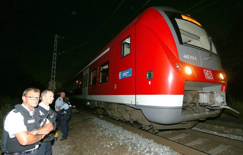 Niemcy: 17-latek ranił ciężko 4 pasażerów pociągu