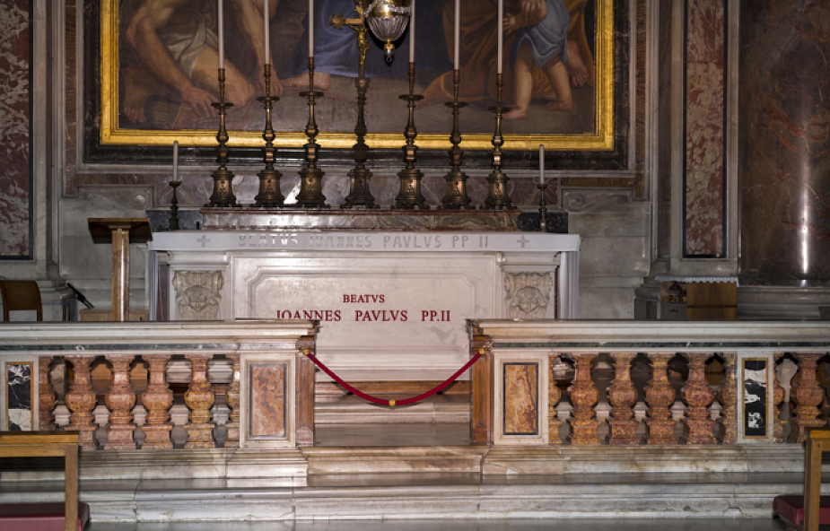 Przed podróżą papież modlił się przy grobie św. Jana Pawła II
