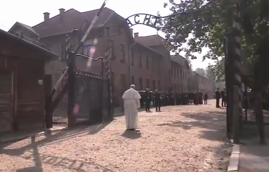 Franciszek przeszedł przez bramę "Arbeit Macht Frei"