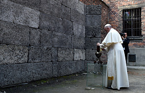 Franciszek zapalił przed ścianą straceń lampę