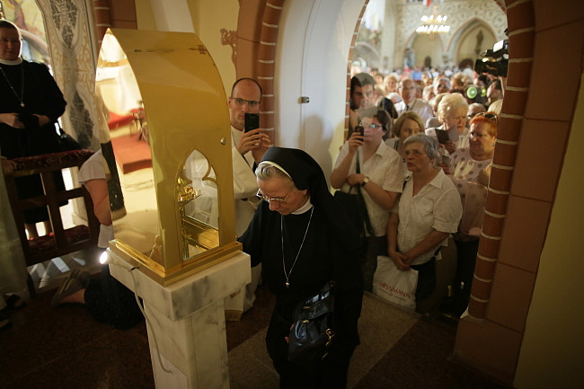 Legnica: wystawiono relikwie Ciała Pańskiego - zdjęcie w treści artykułu nr 2
