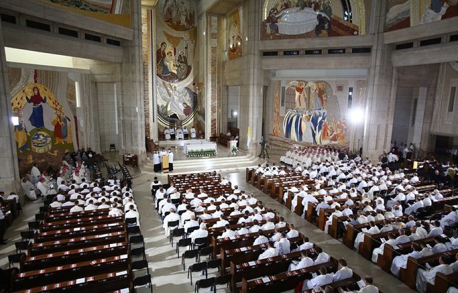 Rozpoczęła się msza św. w Sankturaium św. Jana Pawła II