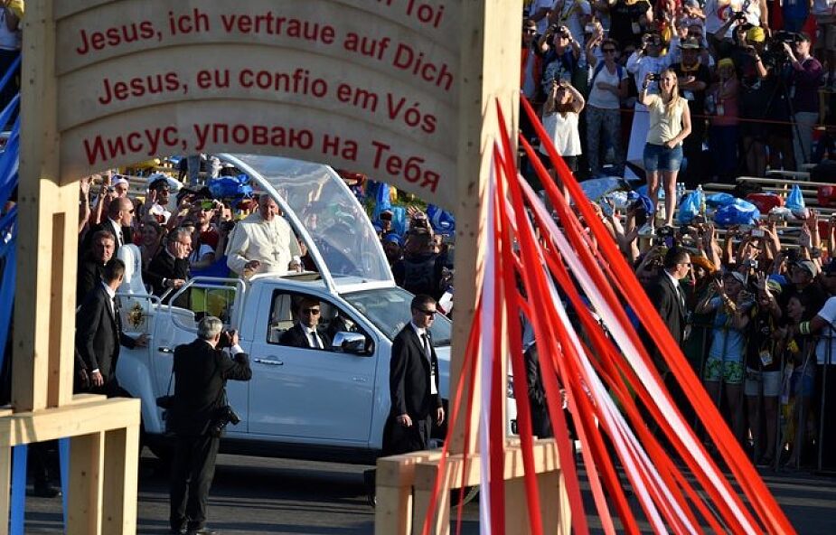 Papież w Brzegach, przejdzie przez Bramę Miłosierdzia