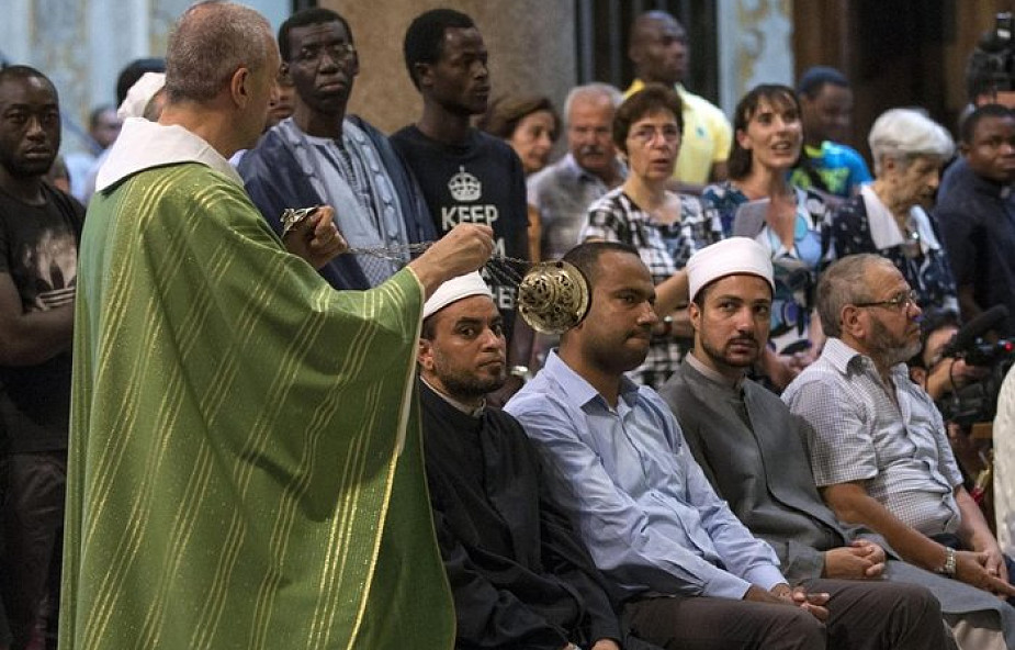 Francja: muzułmanie uczestniczą w katolickich mszach