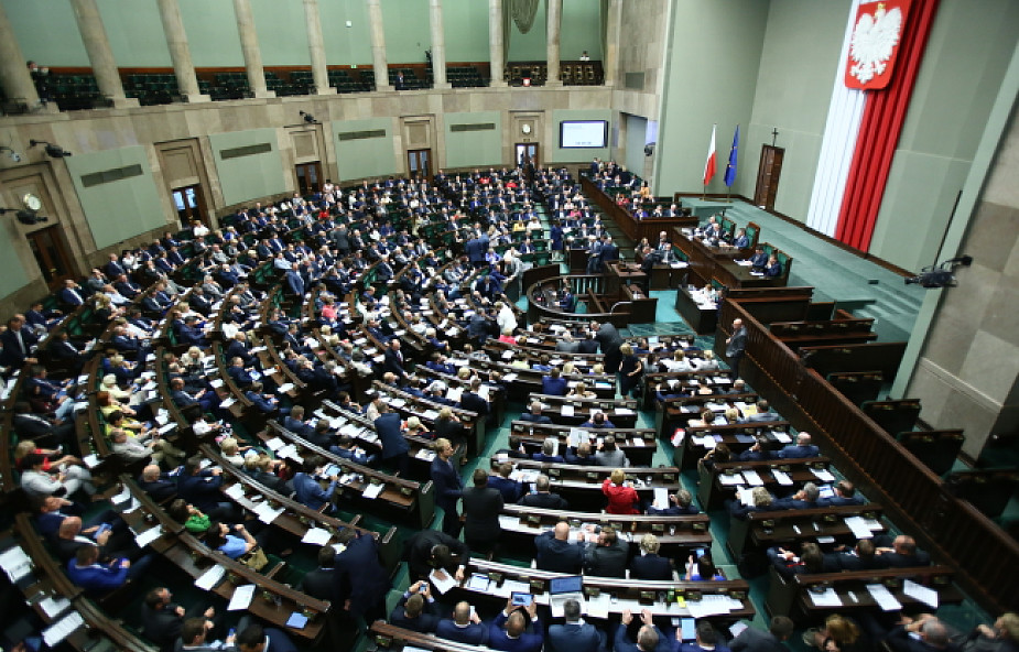 Sejm uchwalił nową ustawę o TK