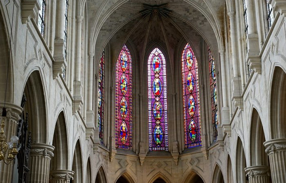 Francja: coraz więcej ataków na miejsca kultu