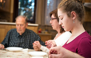 3 proste modlitwy przed rodzinnym posiłkiem