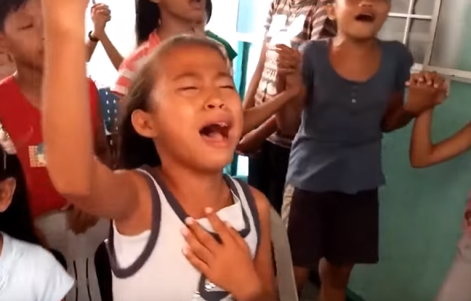 Tak modlą się dzieci na Filipinach [WIDEO]