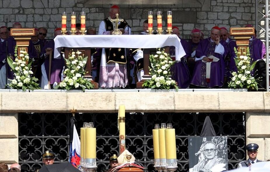 Kard. Macharski pochowany w krypcie katedry na Wawelu