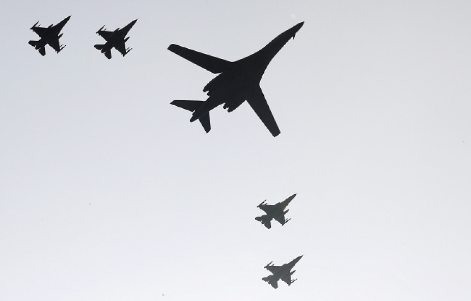 Pokaz sił lotnictwa USA nad Koreą Płd.
