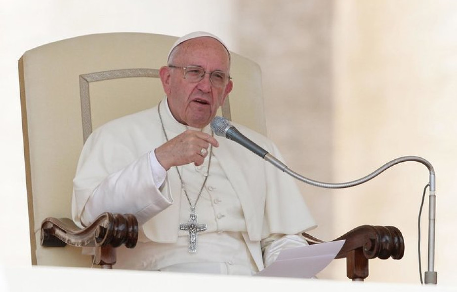 Papież: człowiek może "sam sobie strzelić gola"