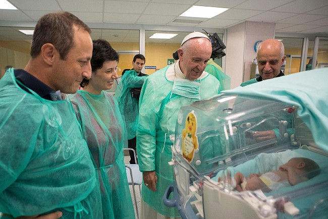 Papież Franciszek z wizytą w rzymskim szpitalu - zdjęcie w treści artykułu nr 1