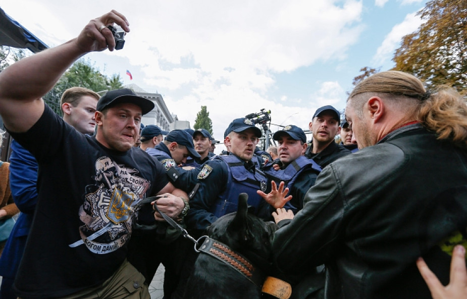 Ukraina: przepychanki przed rosyjskimi placówkami