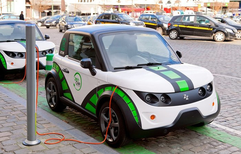 ME: do 2025 r. milion elektrycznych aut w Polsce