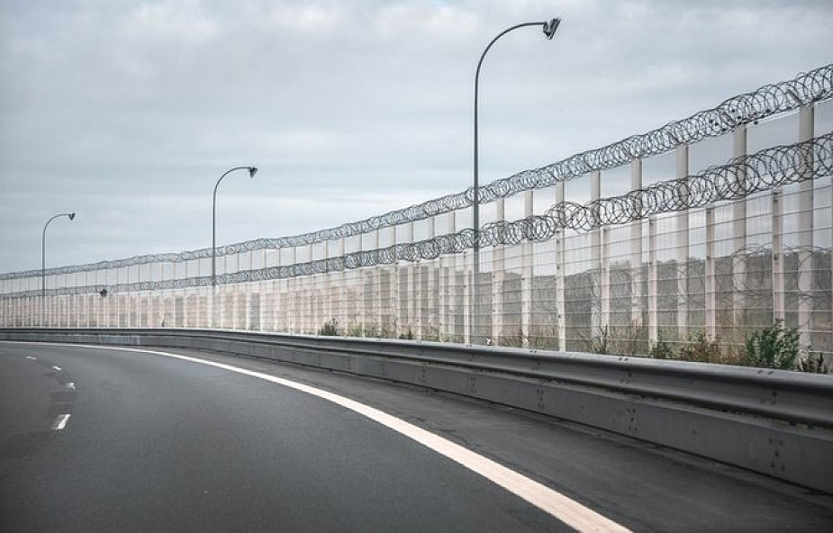Rozpoczęto budowę żelbetowego muru w Calais