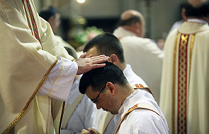 Abp Wong odrzuca krytykę i broni nowych reguł formacji kapłanów