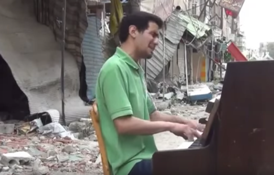 ISIS zniszczyło mu dom i... fortepian. Oto jego odpowiedź [WIDEO]